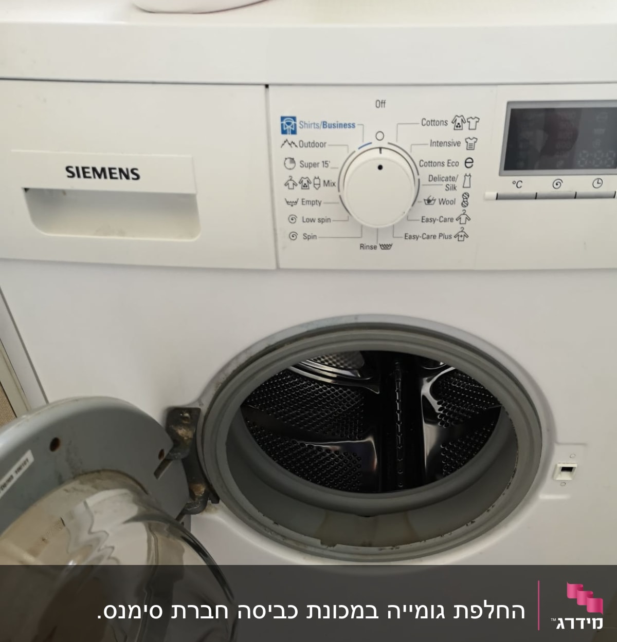 מכונת כביסה פתוחה עם לוח בקרה ותוכניות כביסה